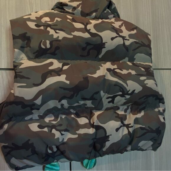 NWOT Camo Puffer Cropped Vest Medium - Picture 9 of 11